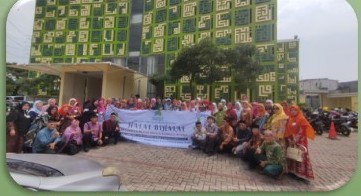 Foto dokumentasi: puluhan jamaah berkerudung dan berbaju warna-warni berfoto bersama di halaman depan sebuah masjid.