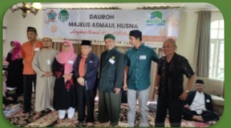 Foto dokumentasi: para pengurus dan jamaah berdiri berdampingan di depan spanduk Daurah Majelis Asmaul Husna.