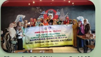 Foto dokumentasi: jamaah berkerudung warna-warni berfoto bersama di belakang spanduk silaturahmi dalam sebuah rumah makan.